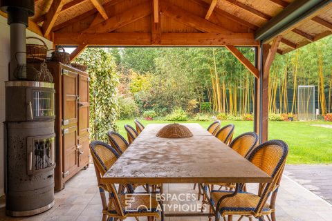 Maison en bois à la performance énergétique élevée dans un environnement boisé