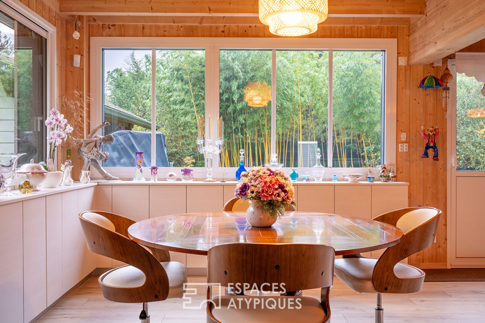 Maison en bois à la performance énergétique élevée dans un environnement boisé