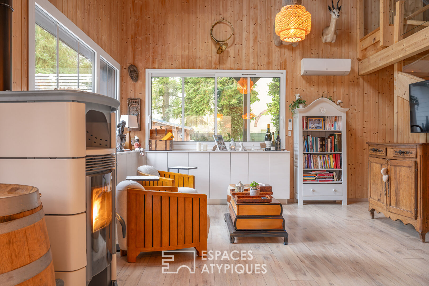 Maison en bois à la performance énergétique élevée dans un environnement boisé