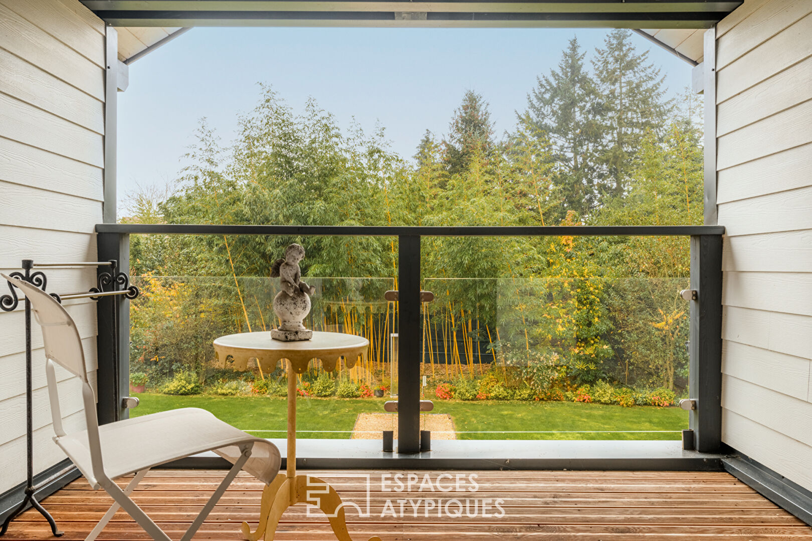 Maison en bois à la performance énergétique élevée dans un environnement boisé