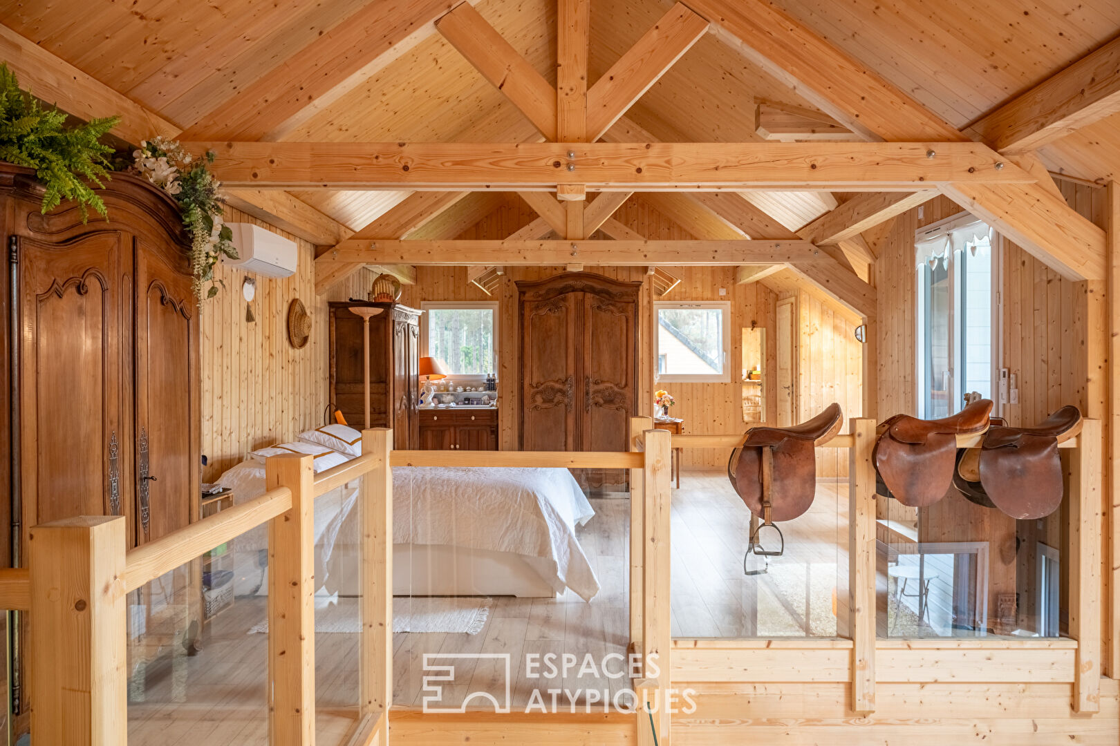 Maison en bois à la performance énergétique élevée dans un environnement boisé