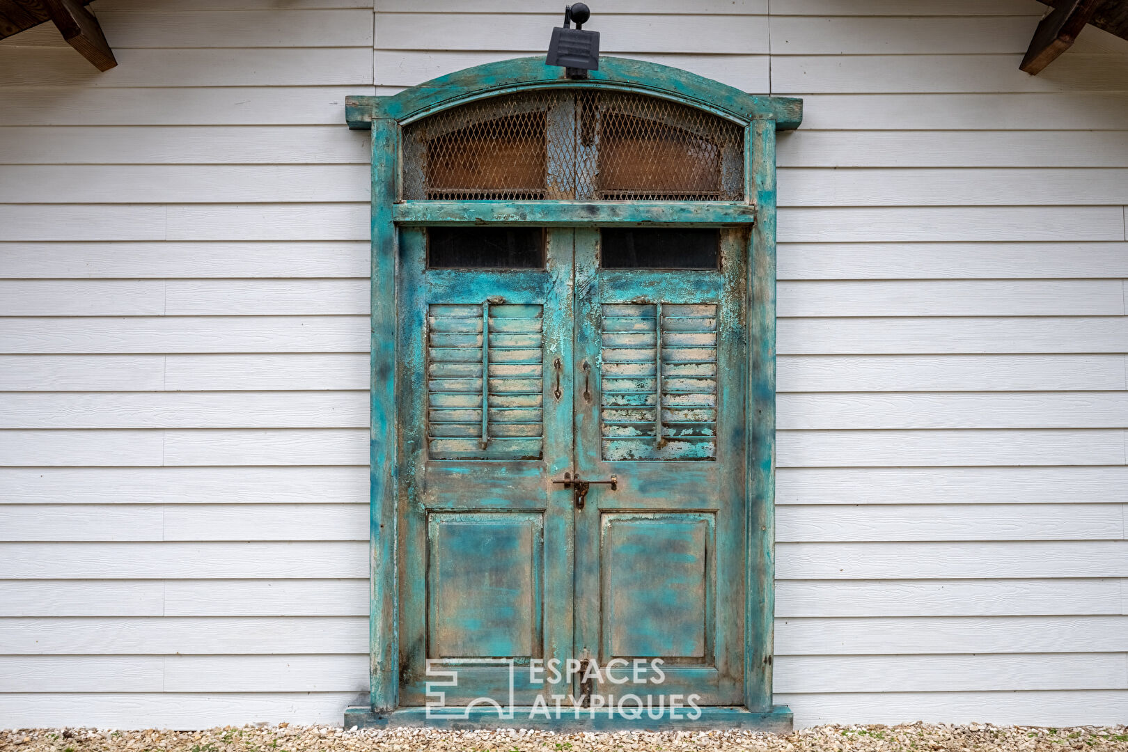 Maison en bois à la performance énergétique élevée dans un environnement boisé