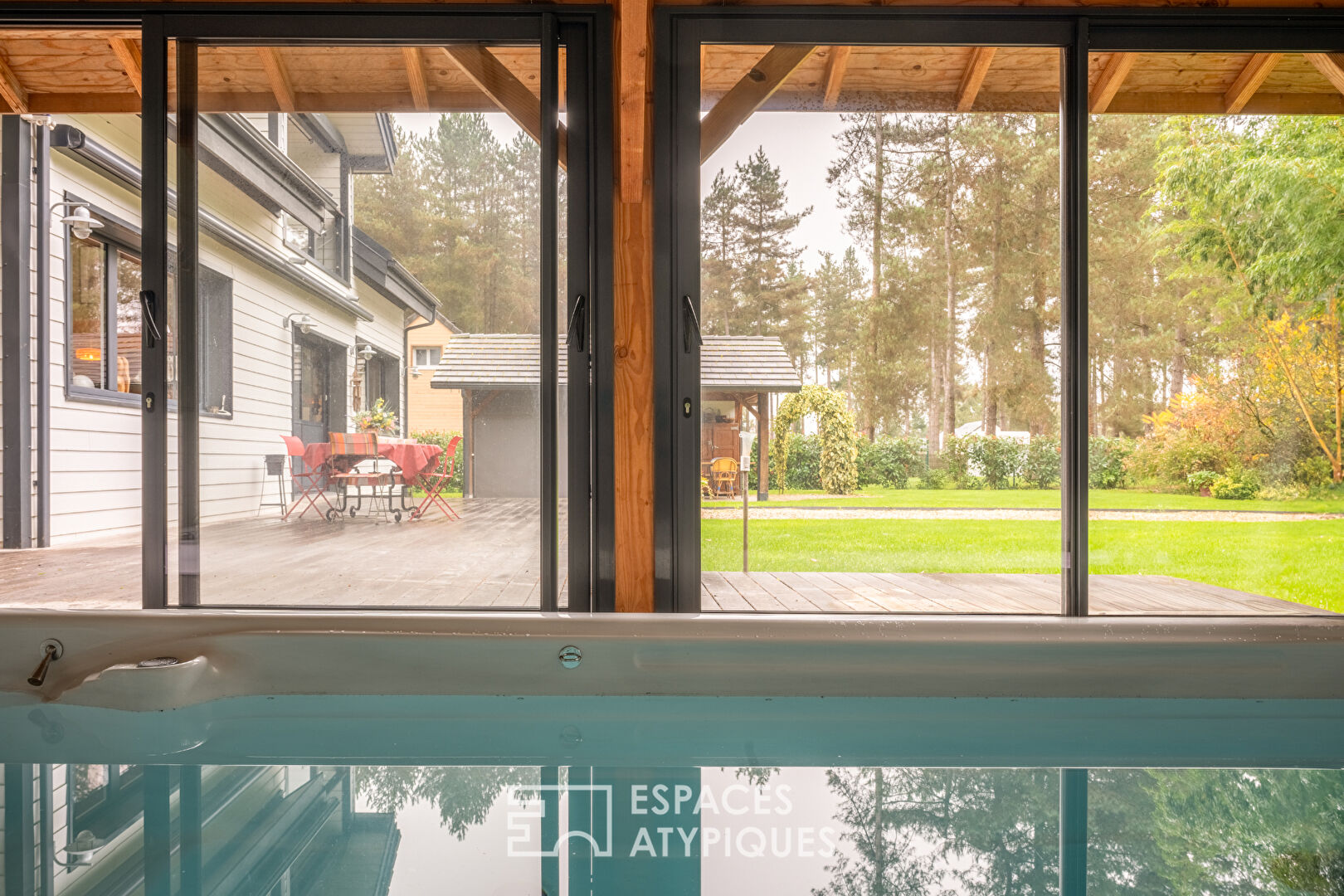 Maison en bois à la performance énergétique élevée dans un environnement boisé