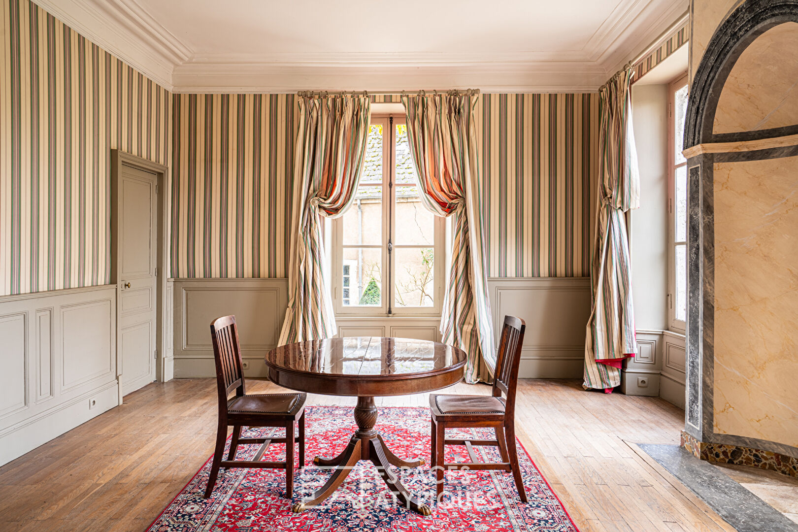 Maison bourgeoise à réinventer : élégance au coeur de Meung-sur-Loire