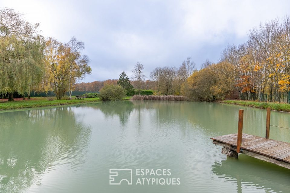 Ancienne ferme au coeur d'un ecrin de verdure avec étang