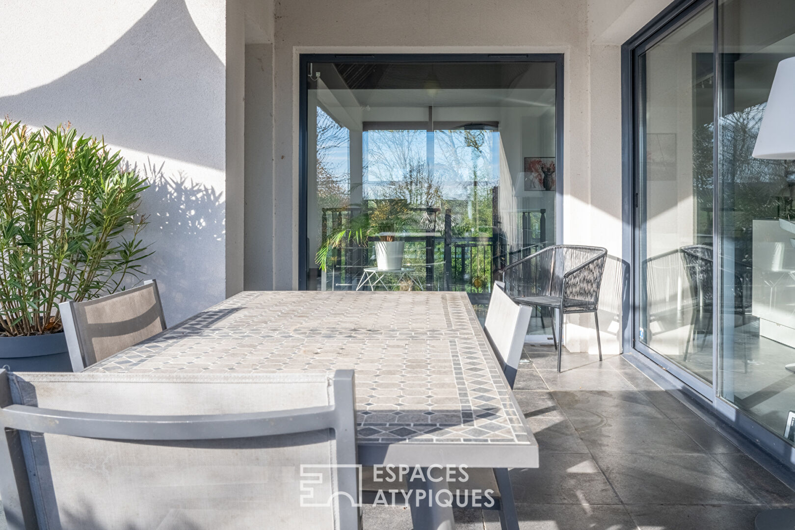 Maison moderne à étage inversé au calme de la campagne