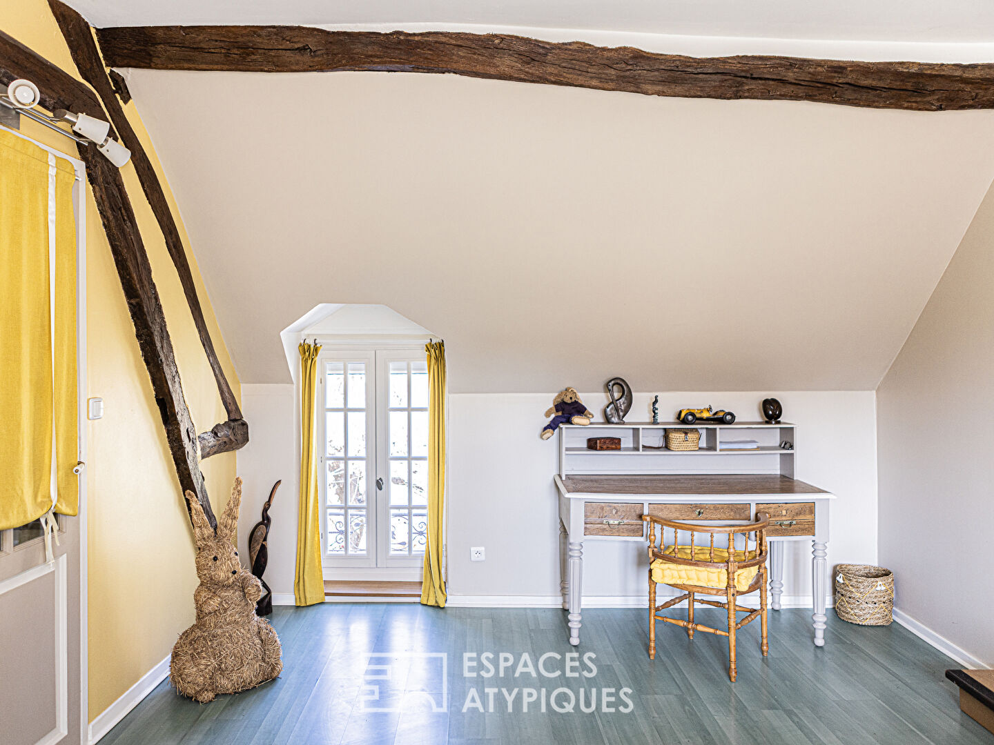 Longère et son étang dans un vaste parc arboré