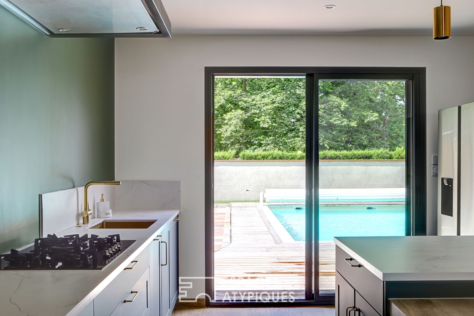 Maison en bois avec piscine