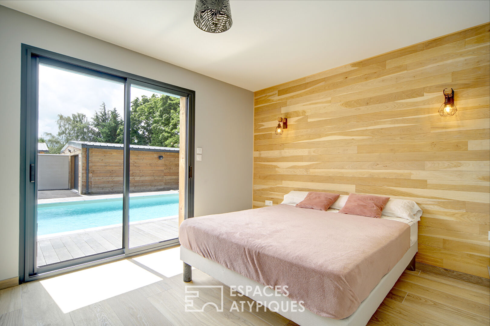 Maison en bois avec piscine