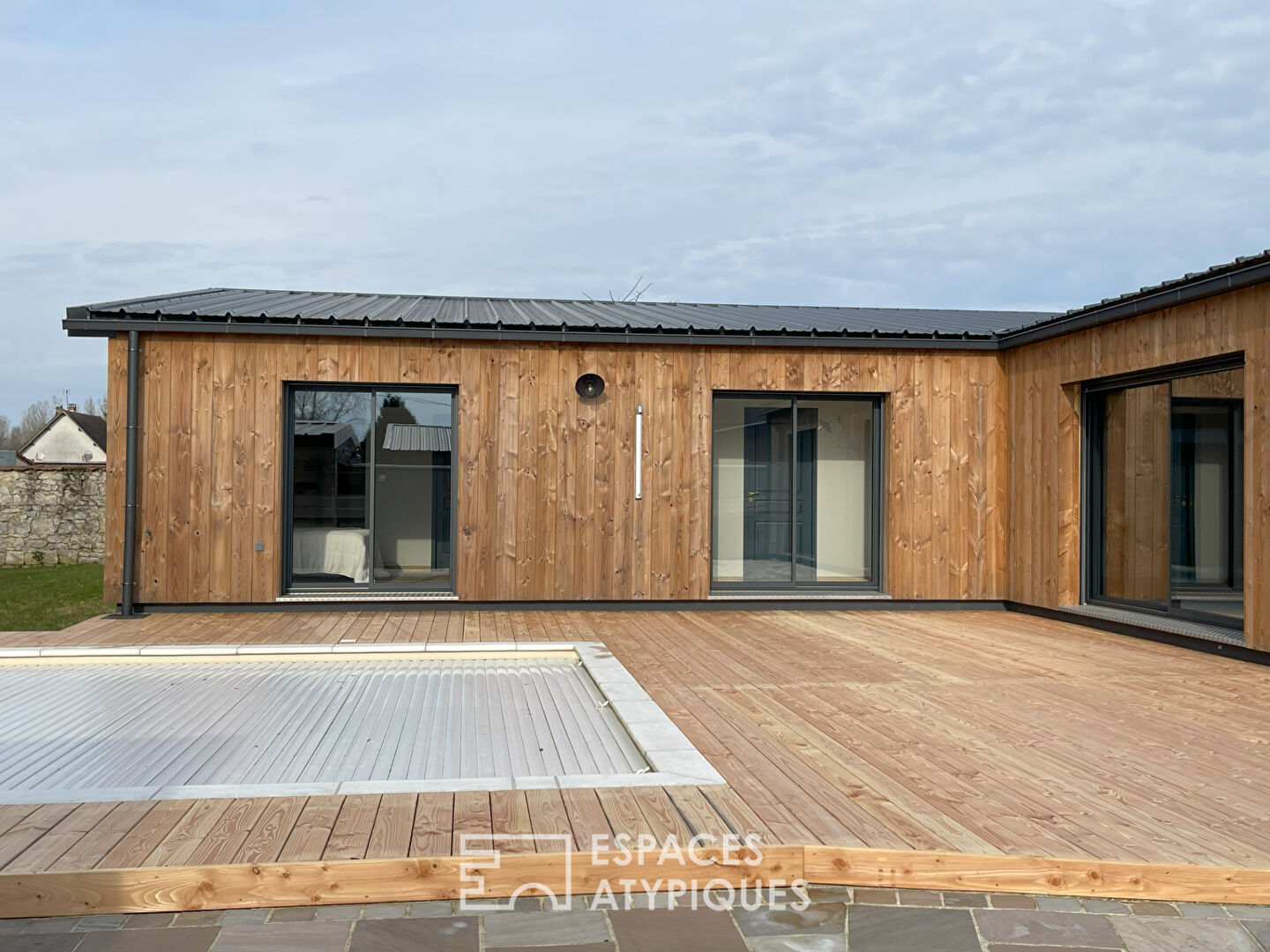 Maison en bois avec piscine