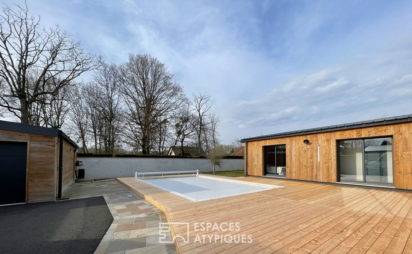 Maison en bois avec piscine