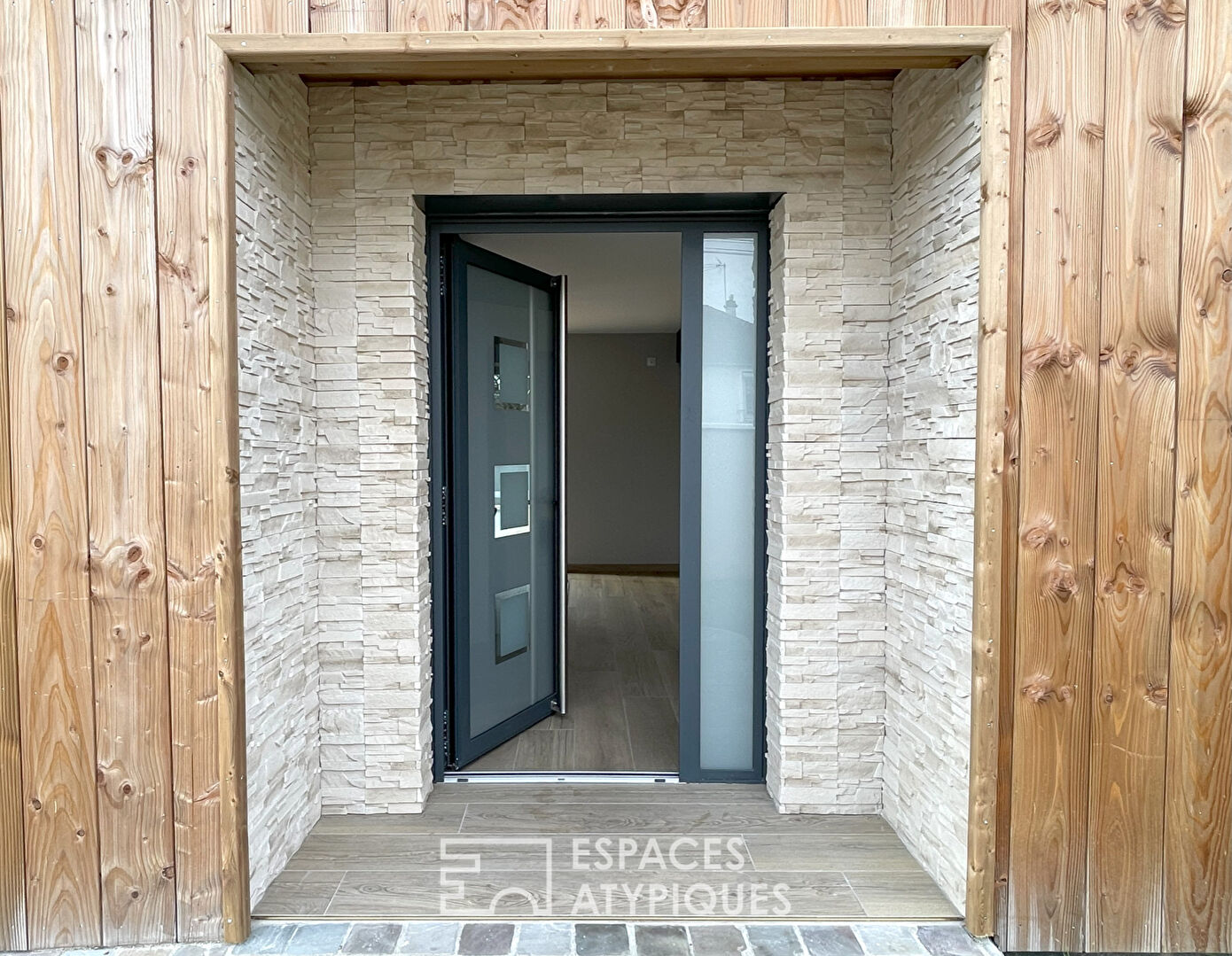 Maison en bois avec piscine