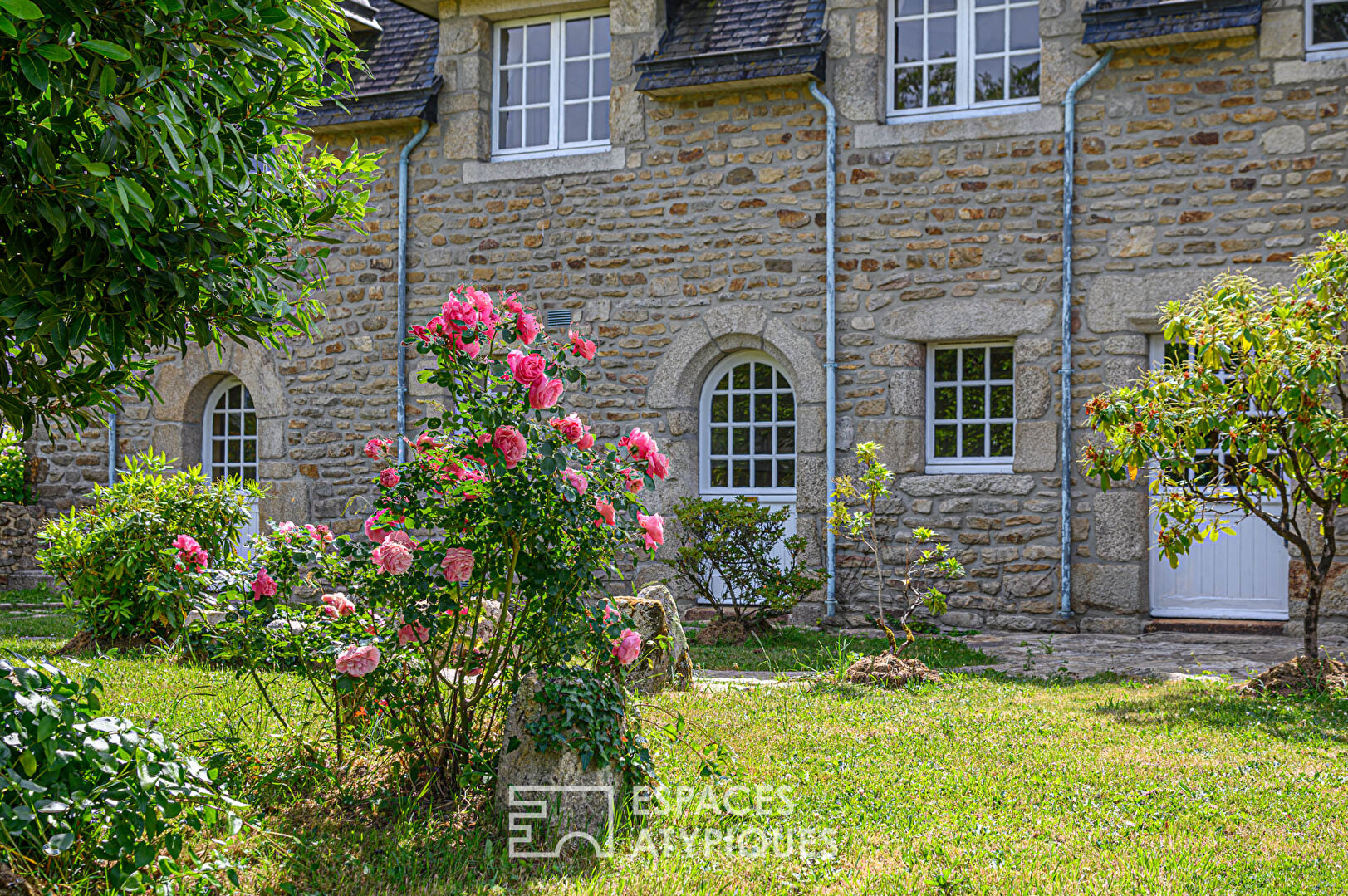 Family property in stone and its cottages