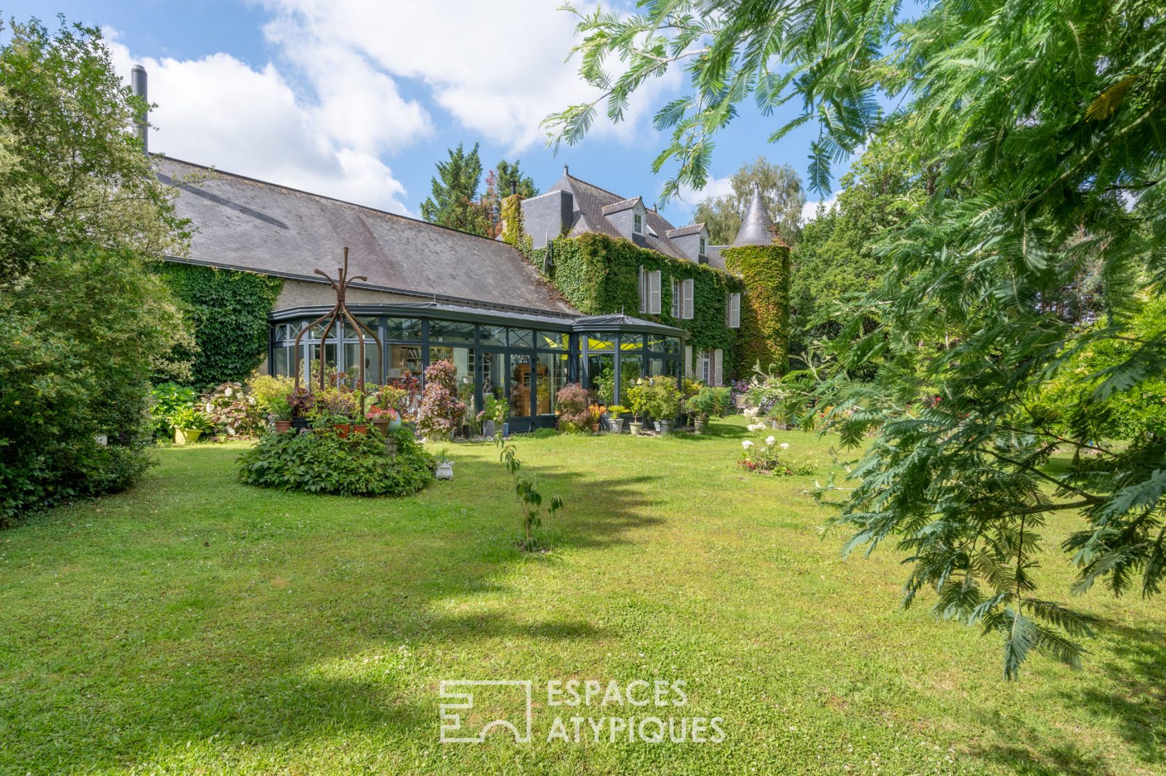 Manoir du XIVème Siècle dans son écrin de verdure