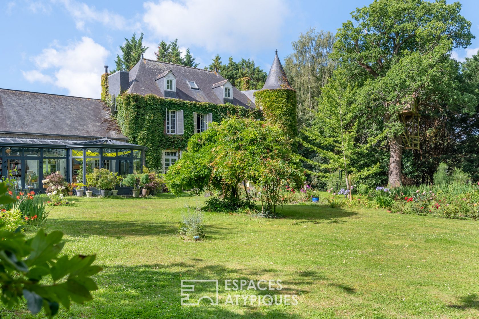 Manoir du XIVème Siècle dans son écrin de verdure