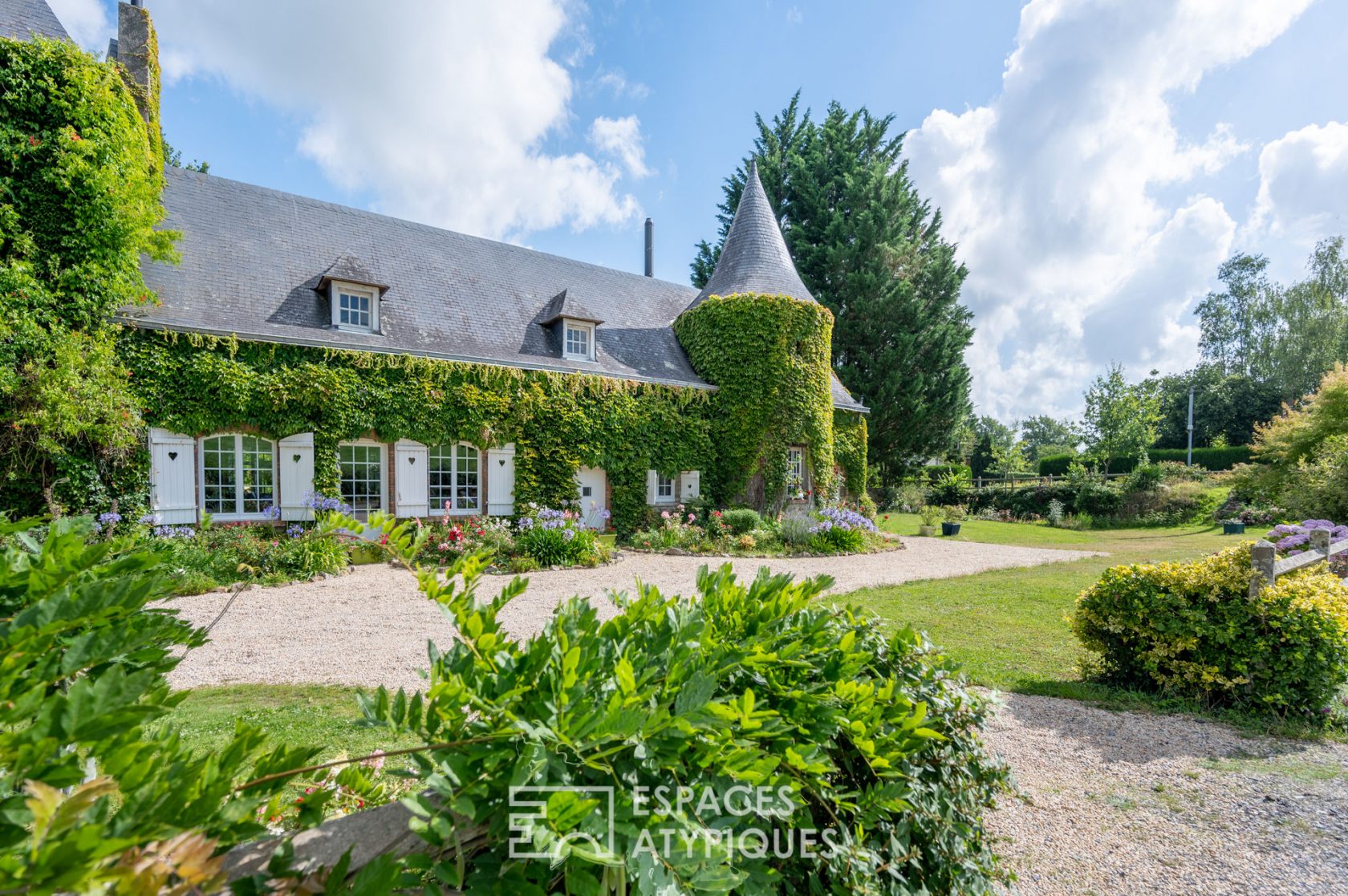 Manoir du XIVème Siècle dans son écrin de verdure