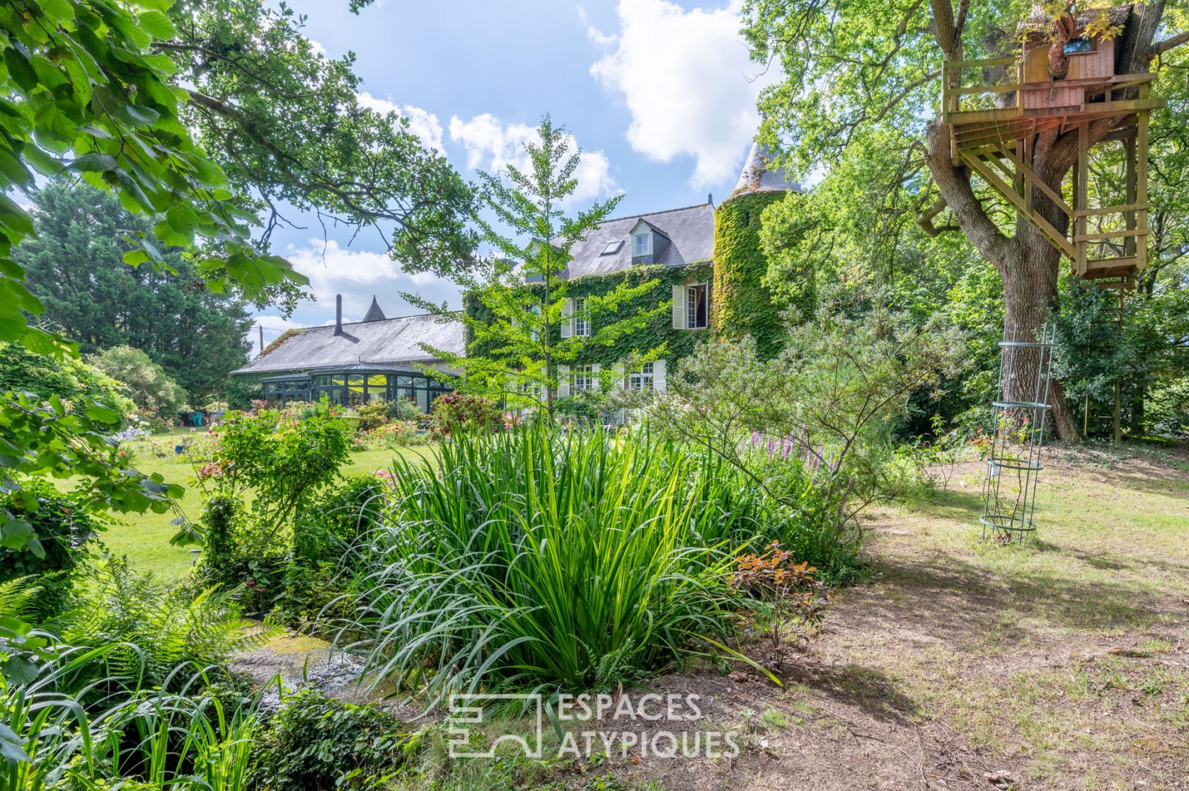 Manoir du XIVème Siècle dans son écrin de verdure