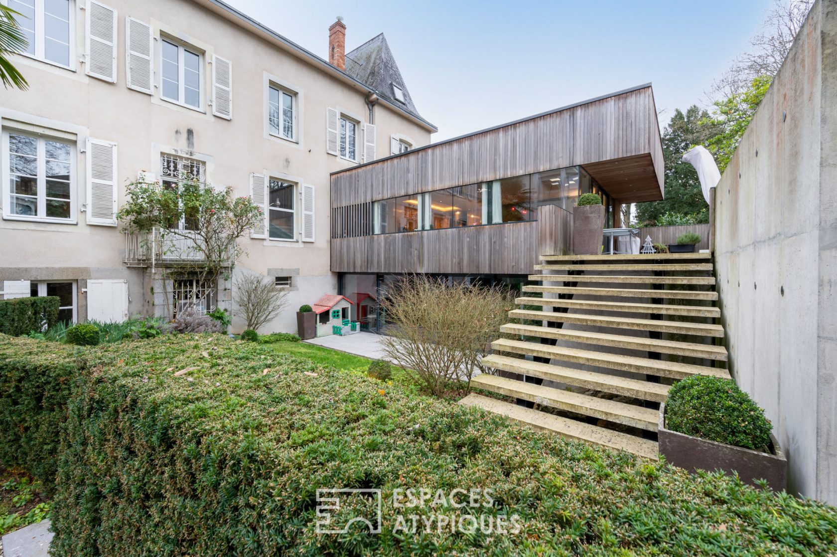 Family home in the colors of Laval