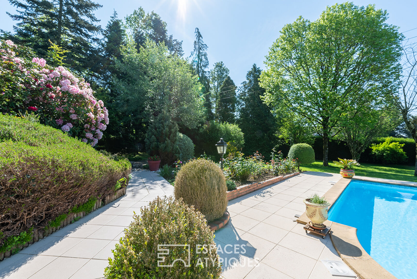 Maison Vintage et son charmant jardin paysagé avec piscine