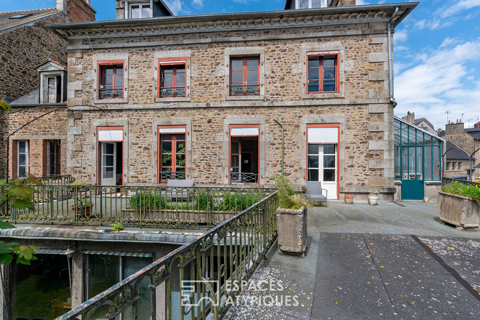 Hôtel particulier et son jeu de jardin et terrasse – Fougères