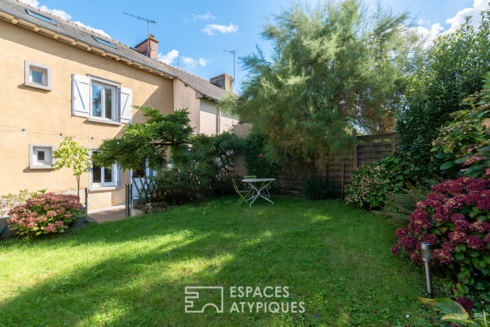 charmante maison de bourg rénovée et son joli jardin