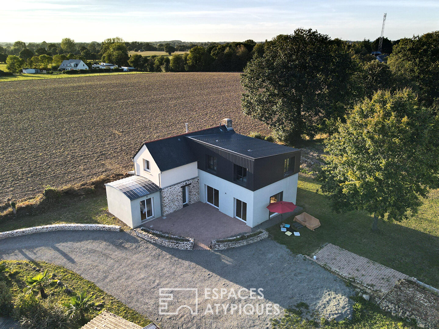 Maison familiale de caractère et son jardin