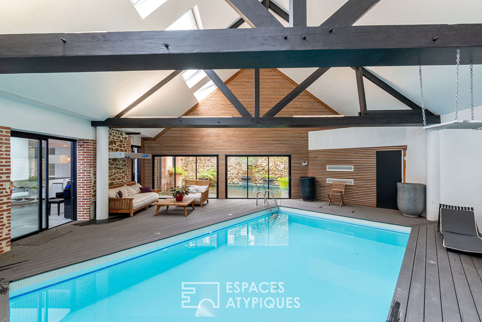 Loft grand format, piscine et patio