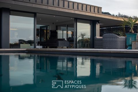 Villa contemporaine avec vue panoramique sur la mer