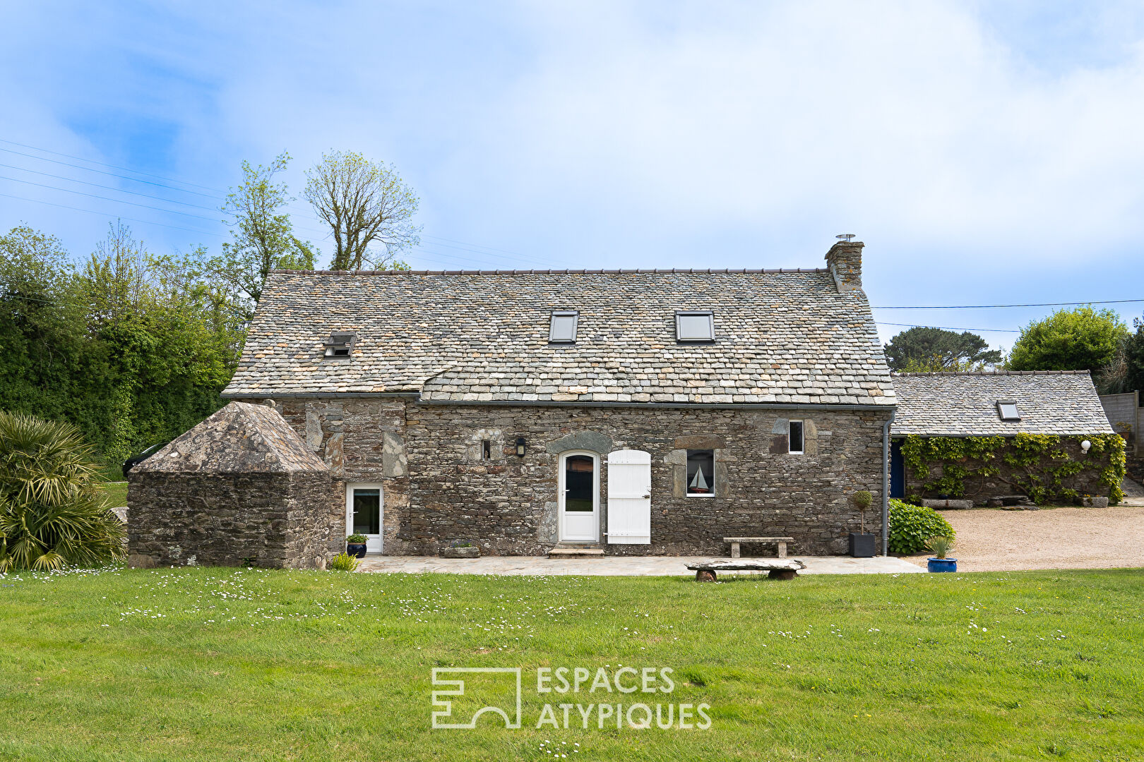 Authentique corps de ferme en bord de mer