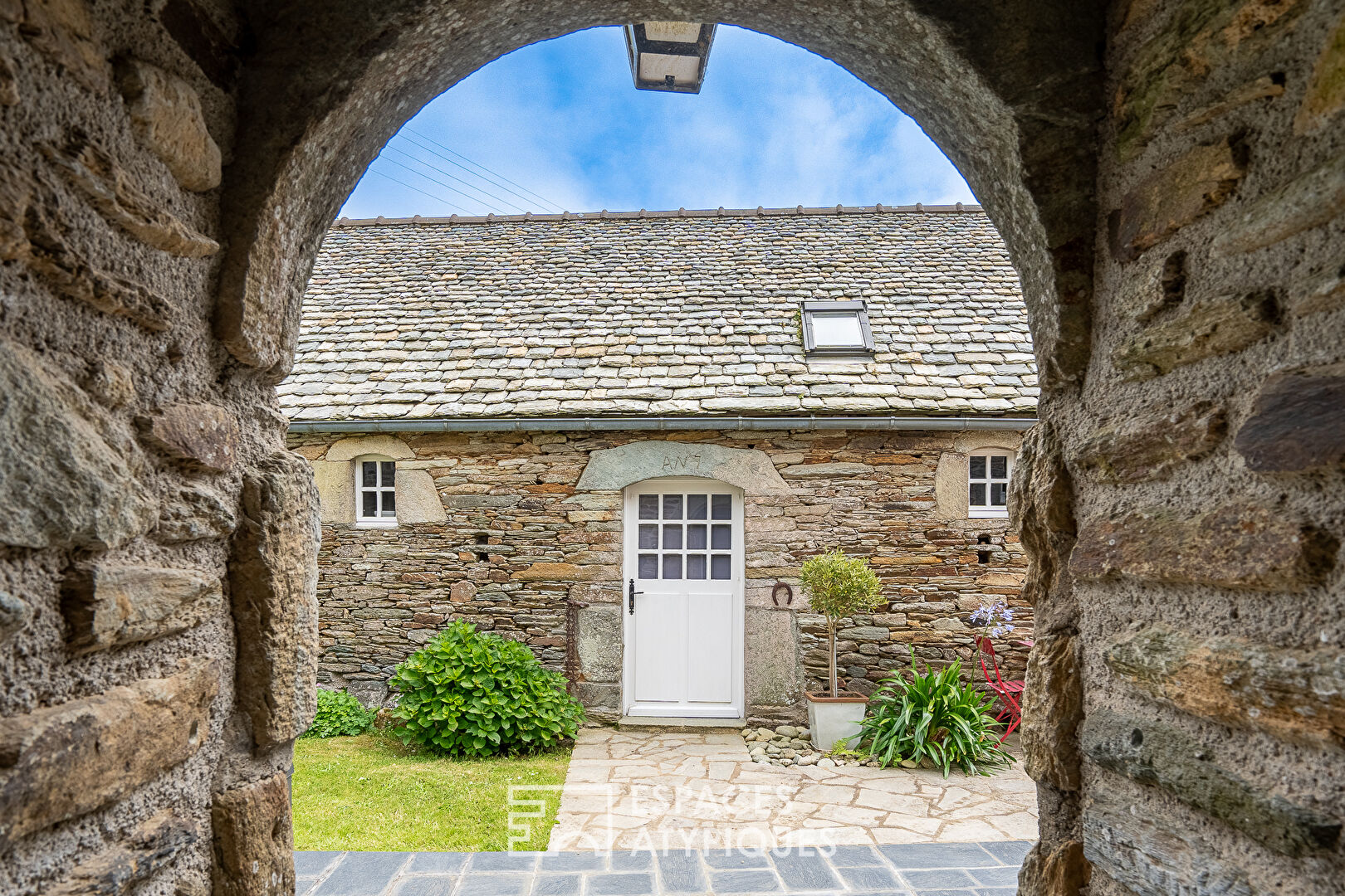 Authentique corps de ferme en bord de mer