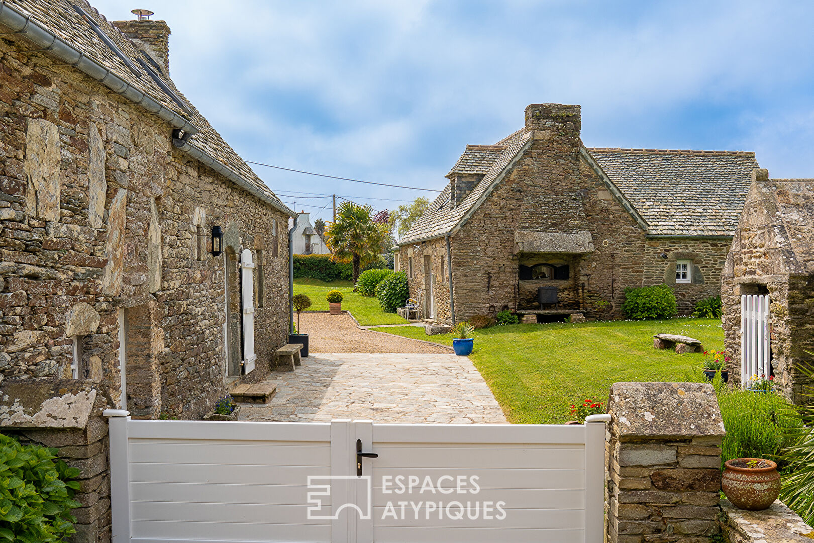 Authentique corps de ferme en bord de mer