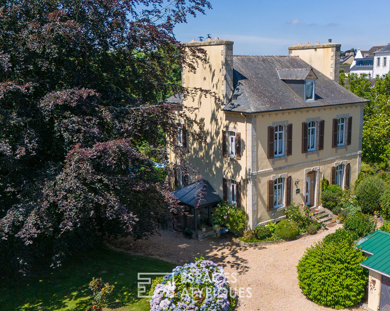 Maison bourgeoise dans son écrin de verdure