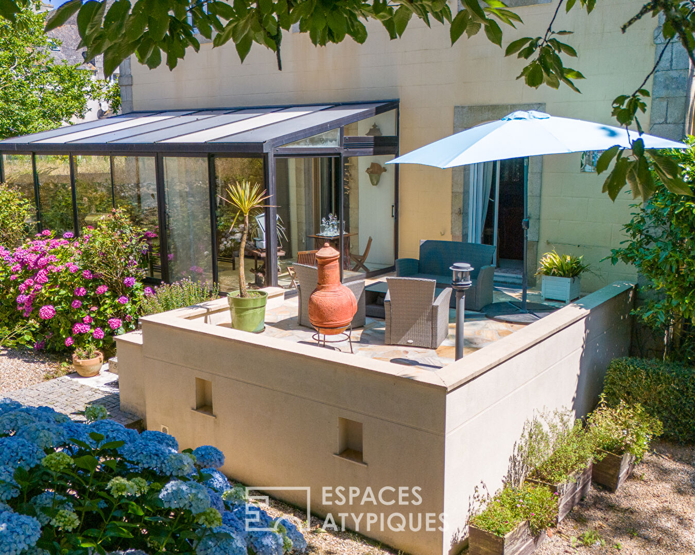 Maison bourgeoise dans son écrin de verdure