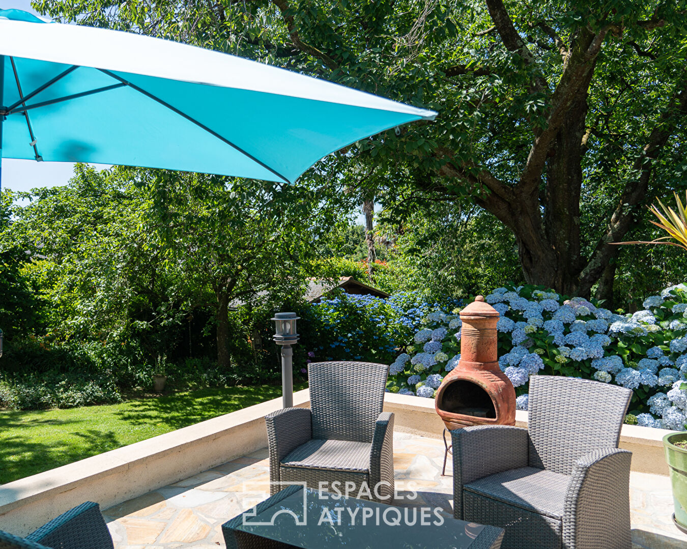 Maison bourgeoise dans son écrin de verdure