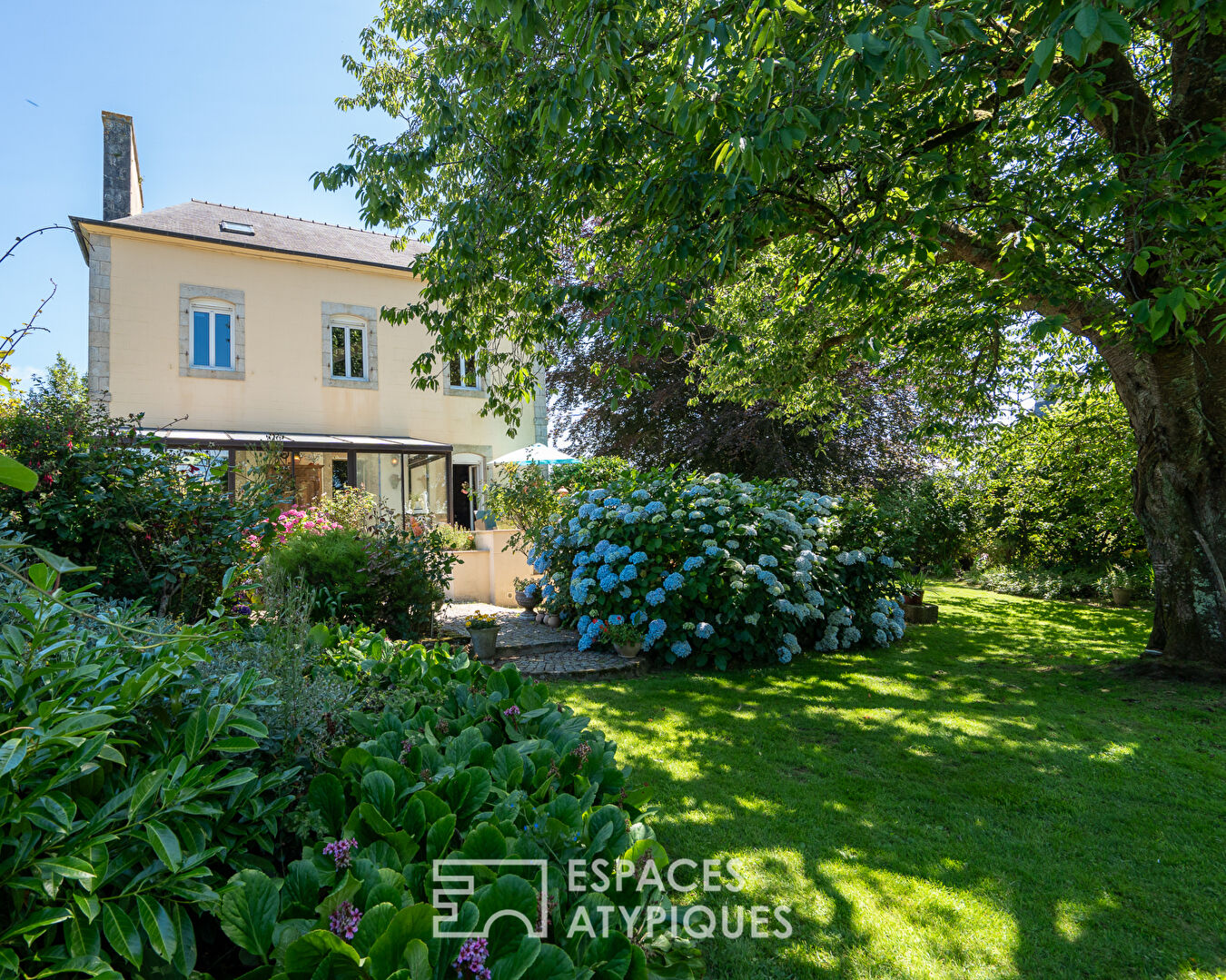 Maison bourgeoise dans son écrin de verdure