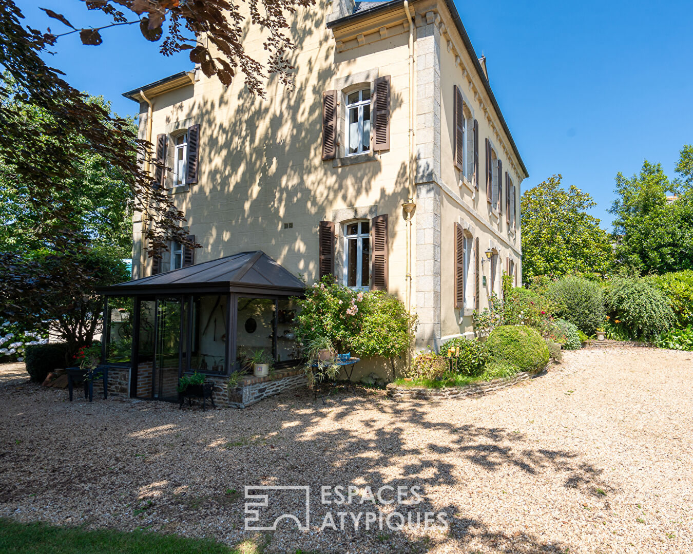 Maison bourgeoise dans son écrin de verdure