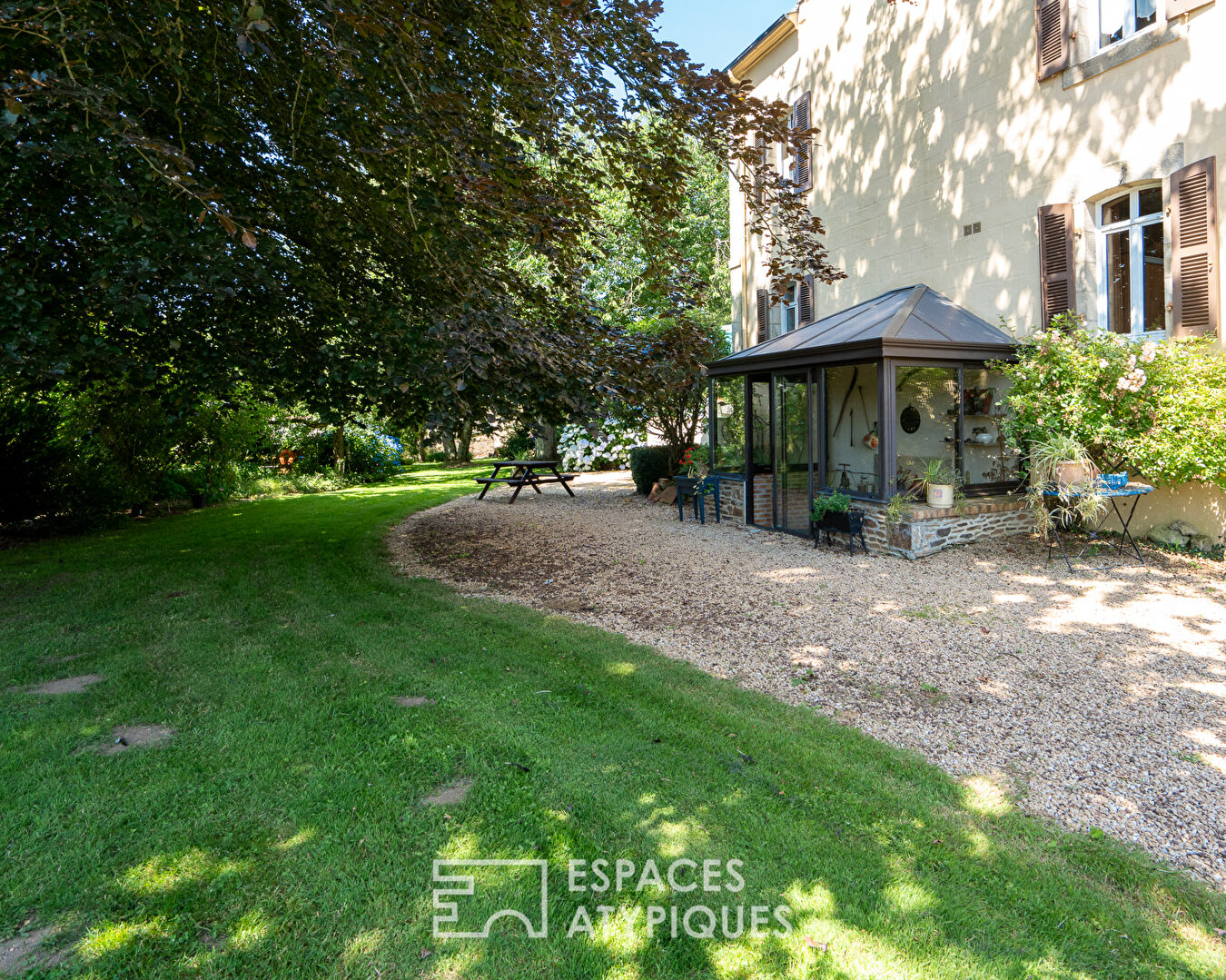 Maison bourgeoise dans son écrin de verdure