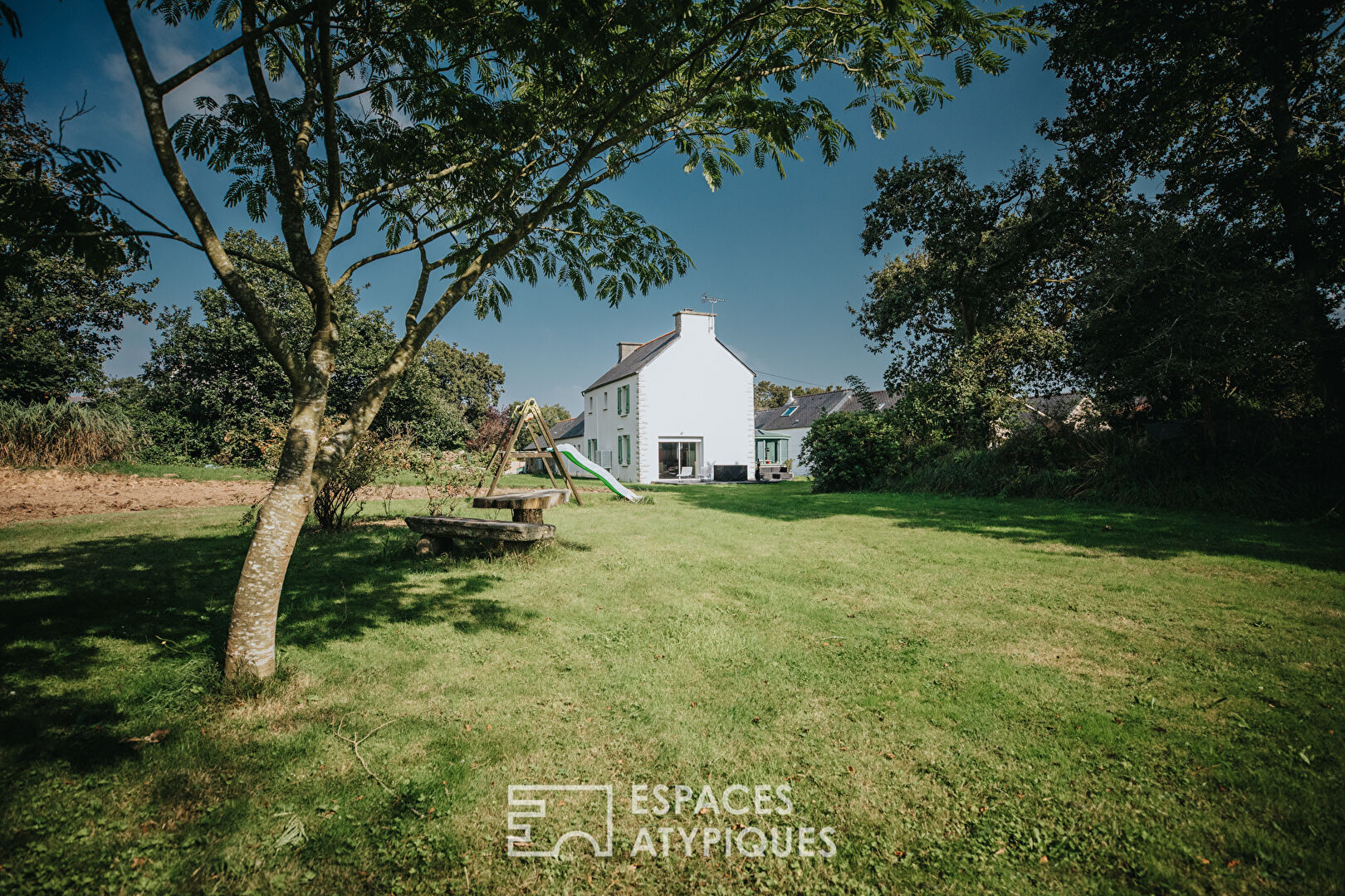 Maison de famille en pierres et son jardin