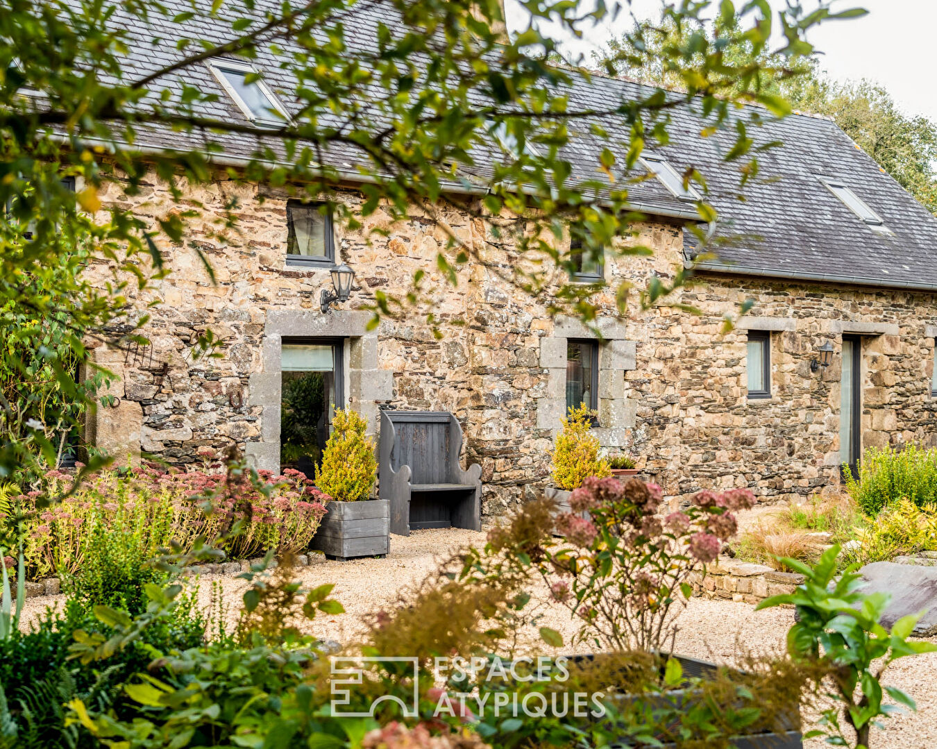 Corps de ferme et gîte en pierre