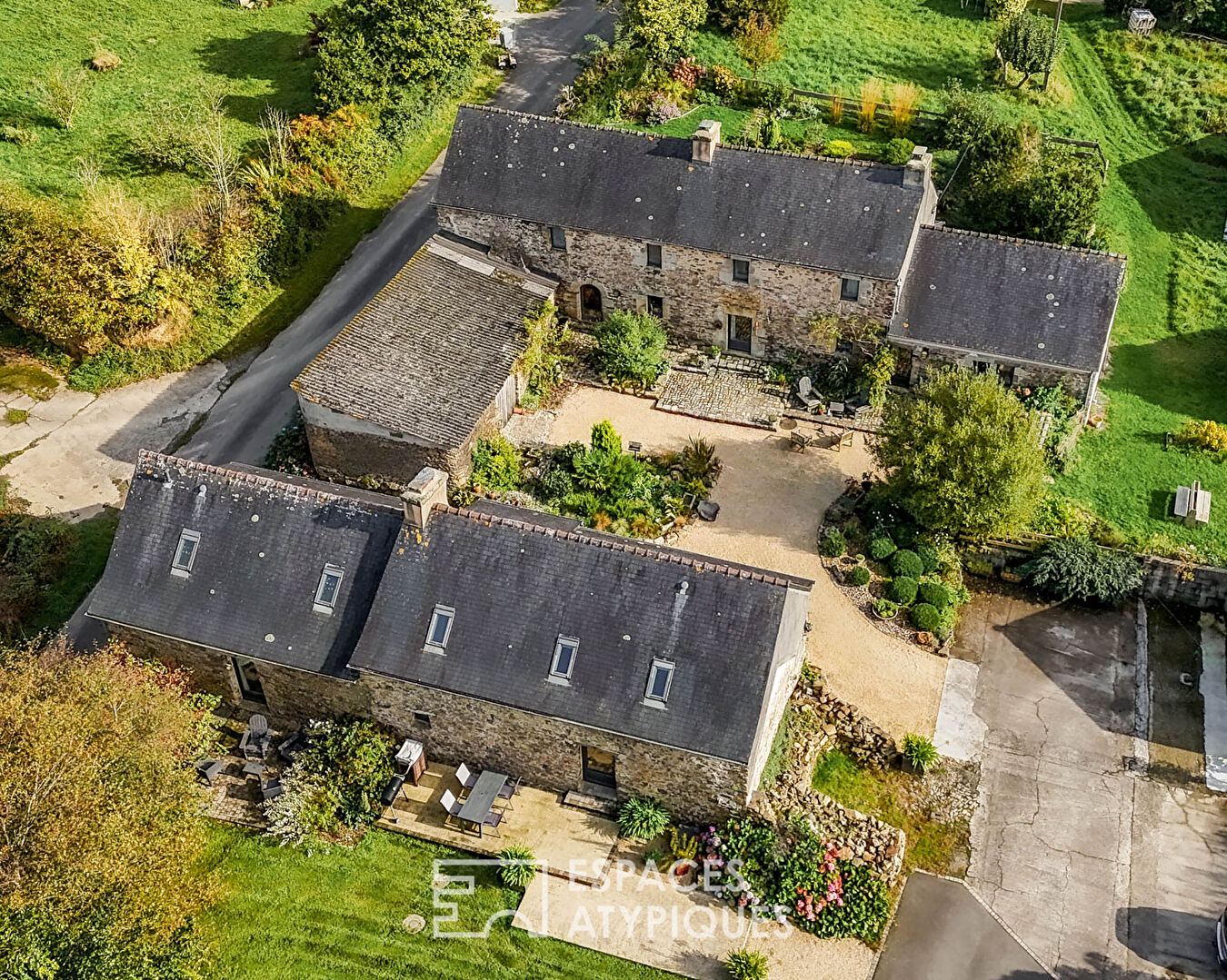 Corps de ferme et gîte en pierre