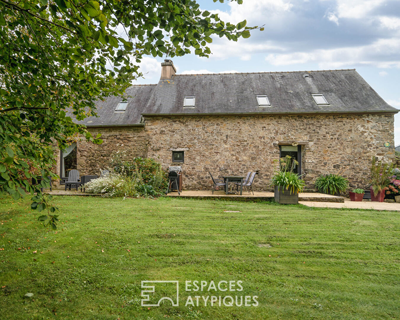 Corps de ferme et gîte en pierre