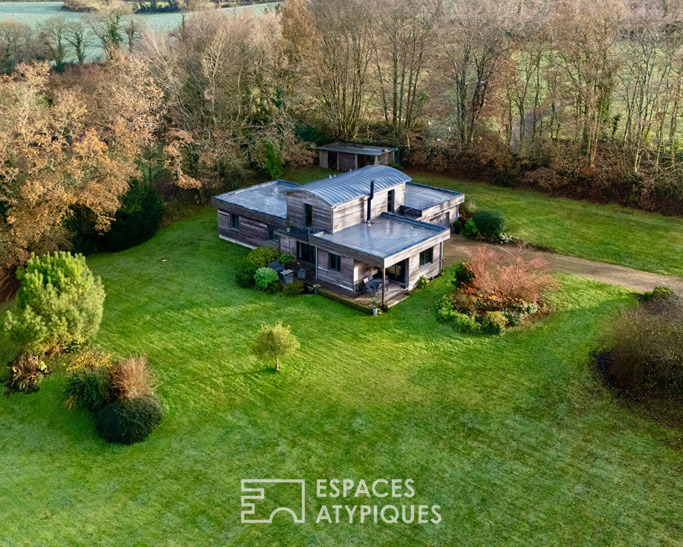 Maison d’architecte lovée dans son écrin de nature