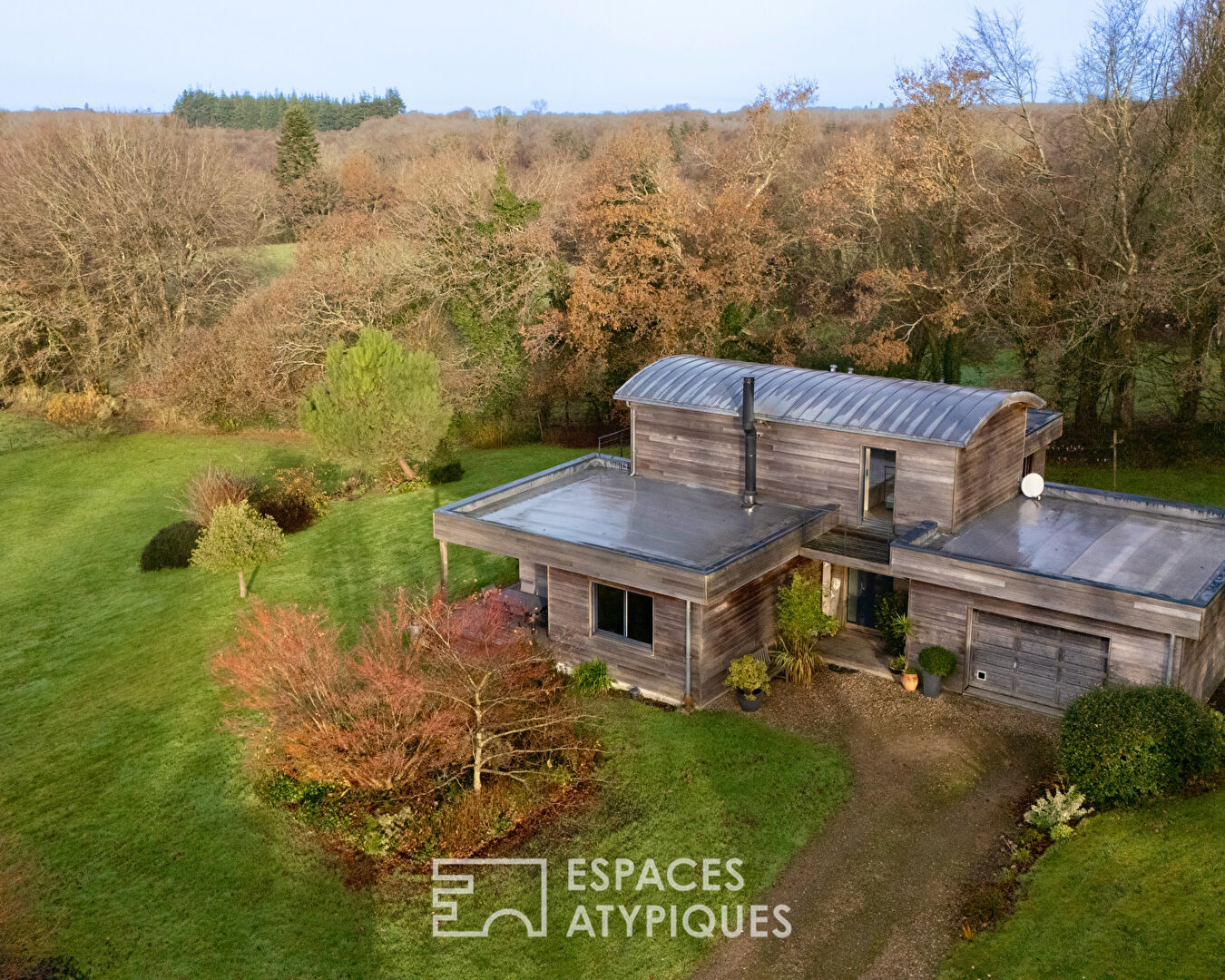 Maison d’architecte lovée dans son écrin de nature