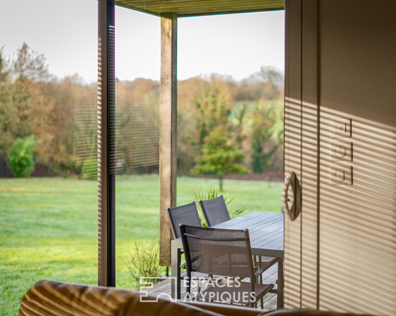 Maison d’architecte lovée dans son écrin de nature