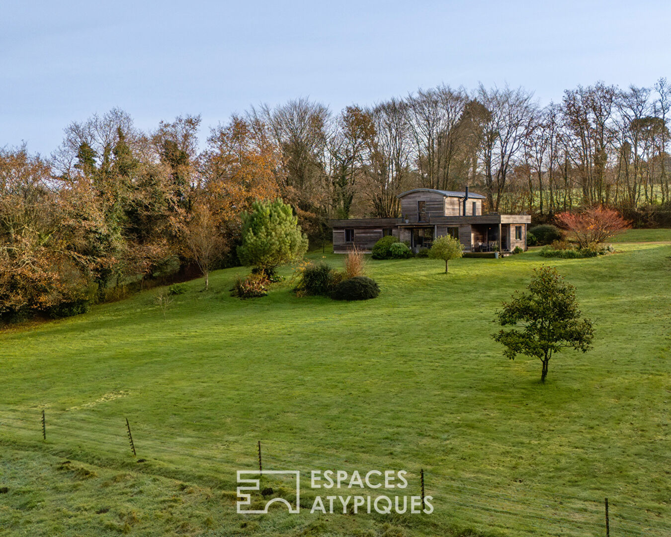 Maison d’architecte lovée dans son écrin de nature