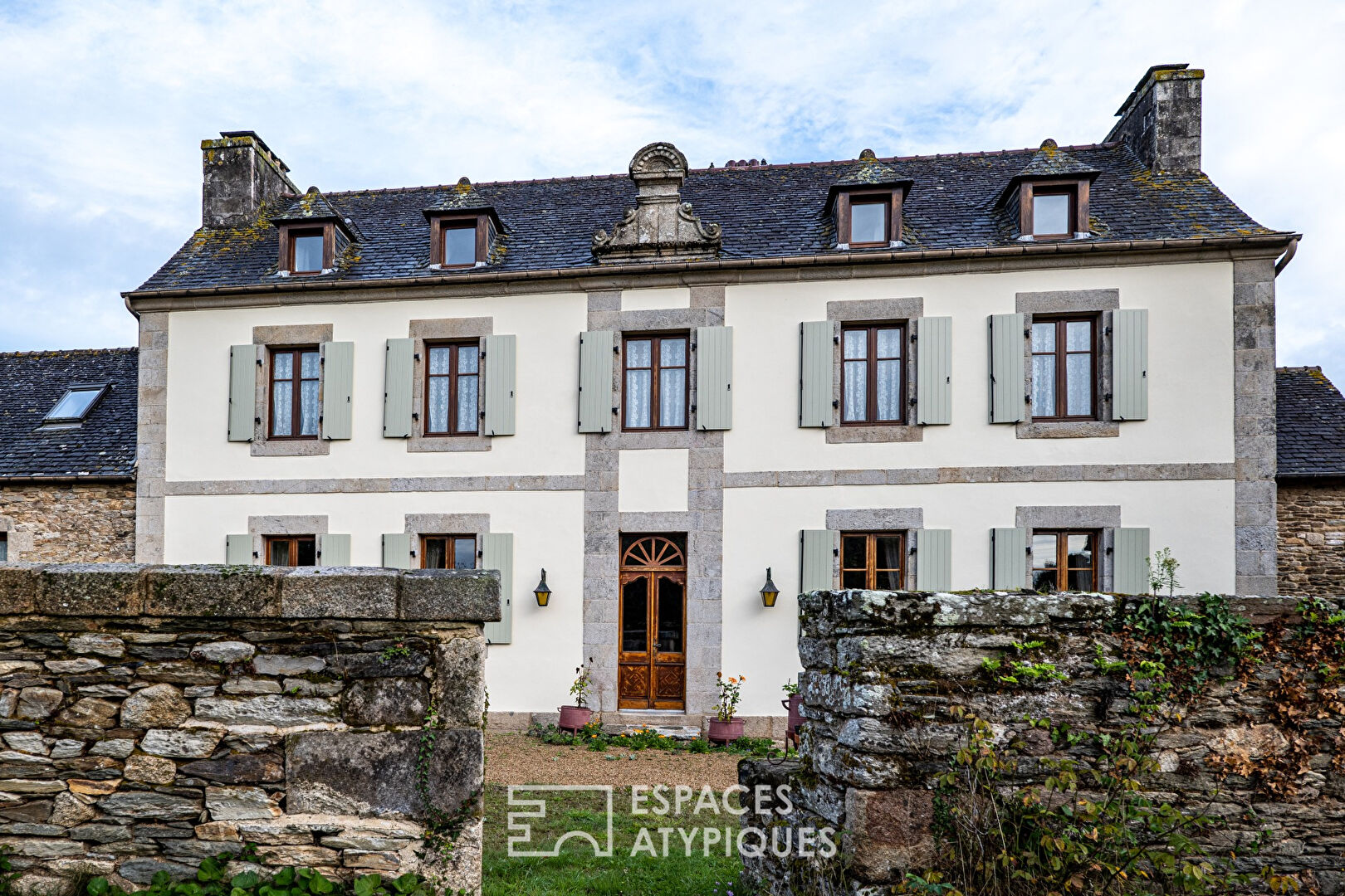 Élégant manoir du XVIe siècle avec gîtes lovés dans son parc.