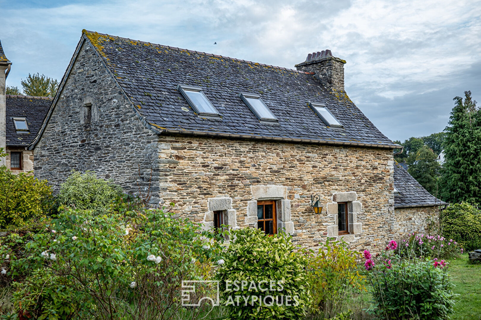 Élégant manoir du XVIe siècle avec gîtes lovés dans son parc.