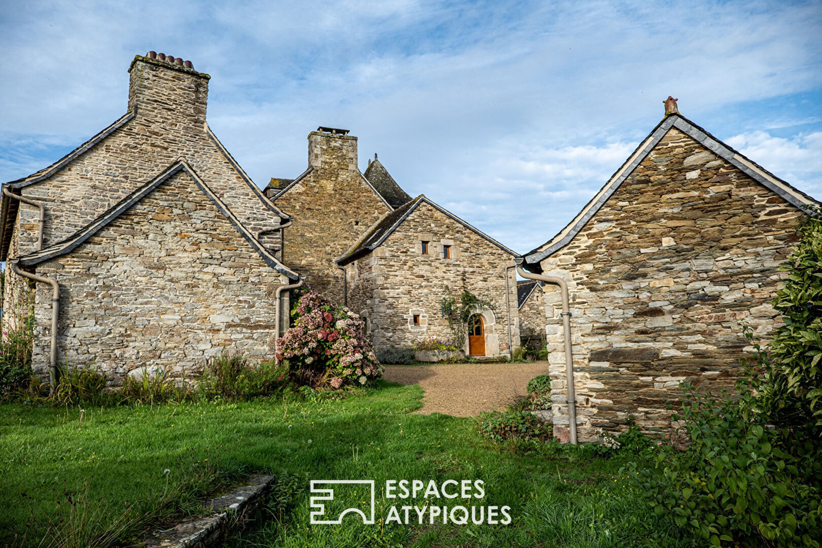 Élégant manoir du XVIe siècle avec gîtes lovés dans son parc.