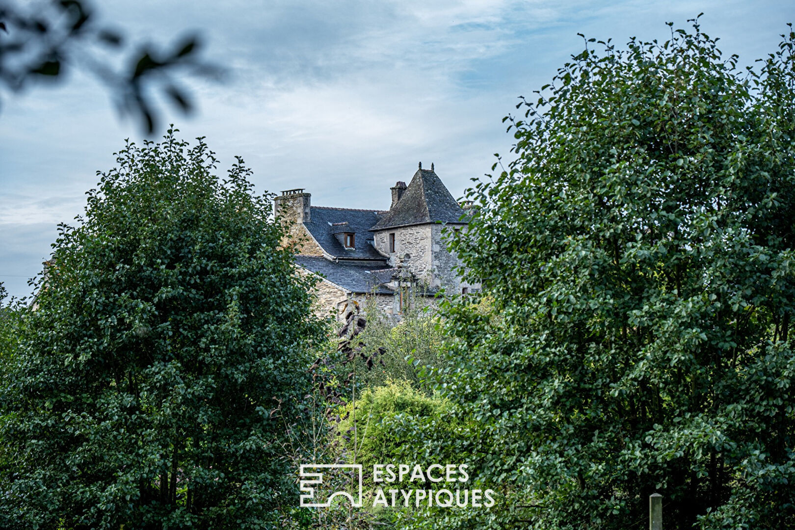 Élégant manoir du XVIe siècle avec gîtes lovés dans son parc.