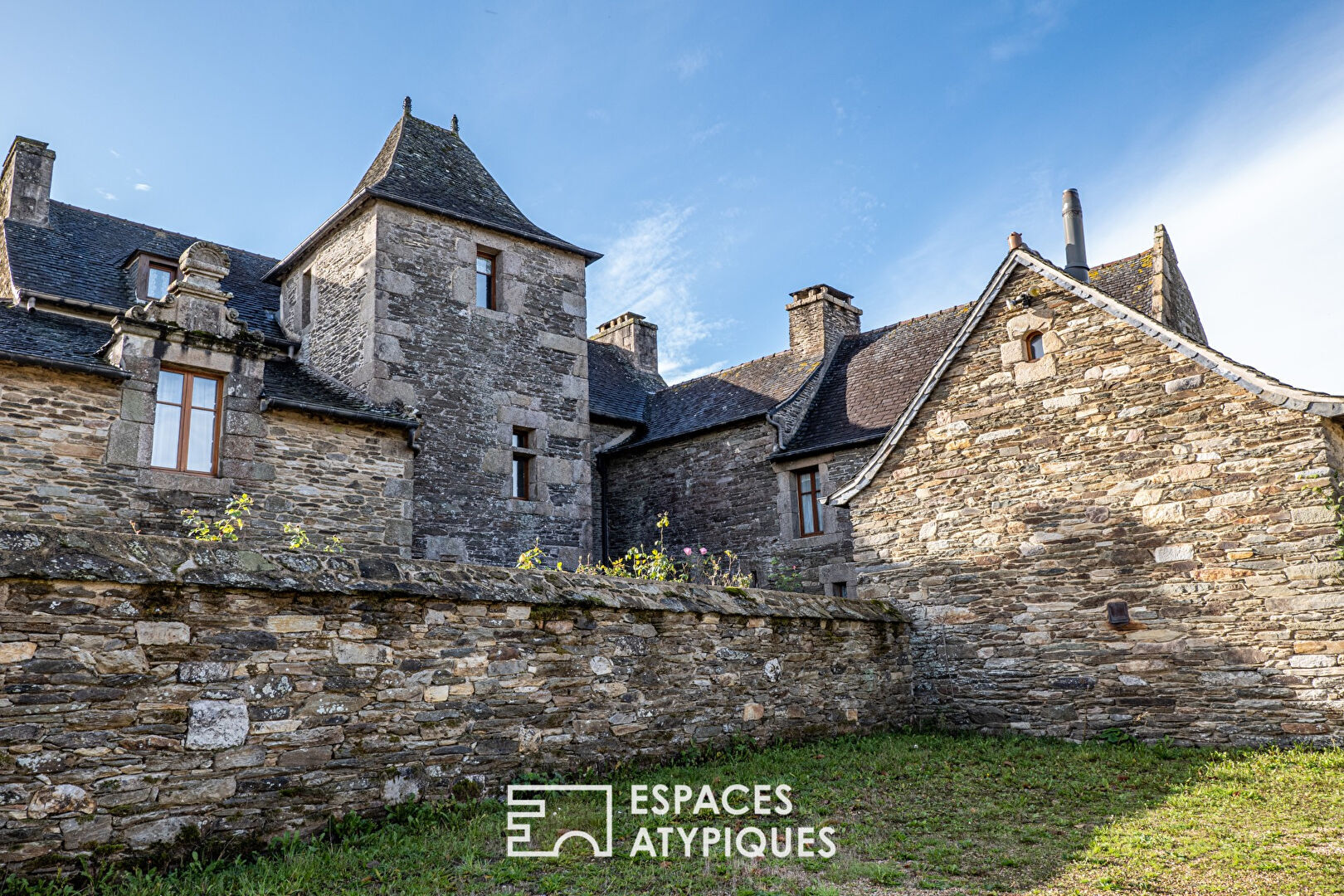 Élégant manoir du XVIe siècle avec gîtes lovés dans son parc.